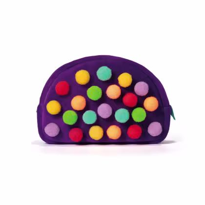 Nécessaire confeccionado em tecido de cor roxa. A superfície externa é decorada com pequenas bolinhas felpudas multicoloridas, incluindo amarelo, laranja, vermelho, verde, turquesa e lilás. O estojo possui um zíper aparente para abertura e fechamento.