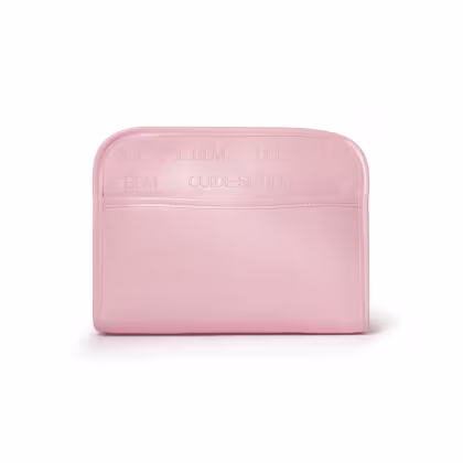 A imagem mostra a frente de um nécessaire rosa claro, com superfície texturizada com a marca "Cuide-se bem" repetido em relevo.