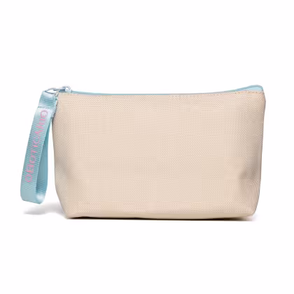 Bolsa de mão bege com zíper e alça azul da marca O Boticário, feita de material têxtil leve e resistente, ideal para armazenar itens de beleza e acessórios.