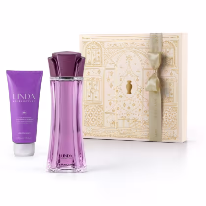 A imagem mostra o desodorante colônia Linda Irresistível com   de vidro roxo, um frasco menor de creme hidratante na mesma tonalidade de roxo e uma caixa decorativa bege com detalhes dourados.