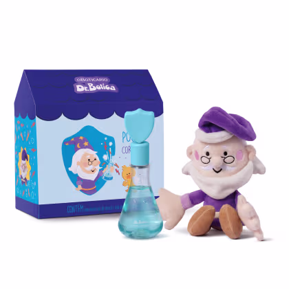 O produto apresentado é um conjunto de perfume infantil da marca Dr. Botica. Mostra uma caixa retangular azul com um personagem ilustrado. Ao lado, há um frasco de vidro azul claro contendo o perfume e um brinquedo de pelúcia do personagem.