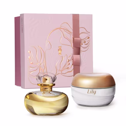 O kit de produtos de beleza Lily apresenta um frasco de perfume e um pote de creme em uma embalagem decorativa. O frasco de perfume possui um formato arredondado com detalhes dourados, enquanto o pote de creme tem uma tampa dourada.