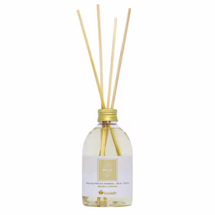 Difusor de ambiente da linha Splendore Collection da Kailash, em frasco de vidro transparente com tampa dourada e varetas de bambu, contendo 250 ml de líquido incolor.