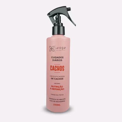 Frasco de spray rosa com rótulo da marca In Voga, contendo "Cuidados Diários Cachos - Umidificador de Cachos". Produto vegano para nutrição e definição de cachos, com manteiga de abacate e óleo de macadâmia. Capacidade de 230ml.