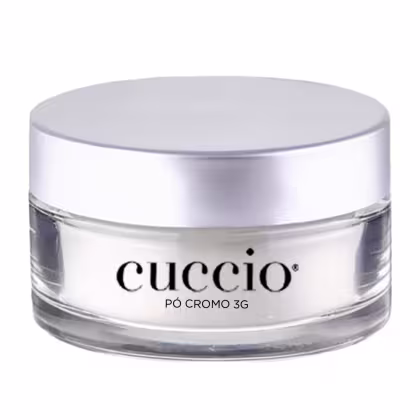 O produto apresentado é um pó cromo 3G da marca Cuccio. A embalagem é um recipiente circular de vidro transparente com uma tampa prateada. O rótulo do produto exibe claramente o nome "Cuccio" em letras pretas.