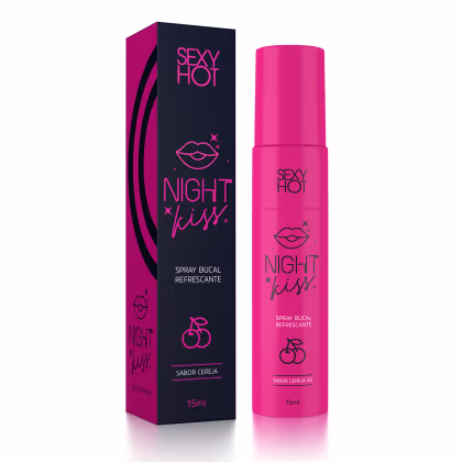 Spray bucal refrescante da marca Sexy Hot, com o nome "Night Kiss". A embalagem é um frasco rosa choque com uma tampa preta, acondicionado em uma caixa preta e rosa com o logotipo da marca. O produto é descrito como tendo sabor de cereja.