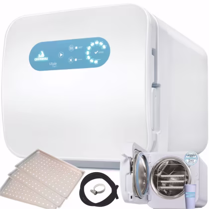 O produto apresentado é um esterilizador de vapor Cristófoli Vitale, com painel de controle digital azul e branco, acompanhado de acessórios como bandejas e mangueira. O esterilizador possui uma porta frontal transparente para visualização do processo.