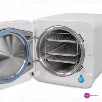 Autoclave branca com porta de vidro e prateleiras internas, exibindo o logotipo da marca Cristófoli. Equipamento de esterilização utilizado em procedimentos clínicos e odontológicos.