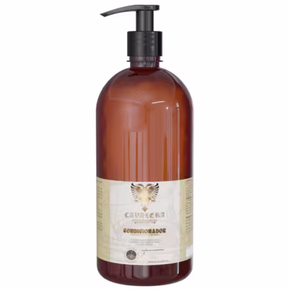 Frasco de condicionador da marca Cavalera, com embalagem de vidro âmbar e bomba de acionamento preto. O rótulo apresenta o nome do produto "Condicionador" e o logotipo da marca.