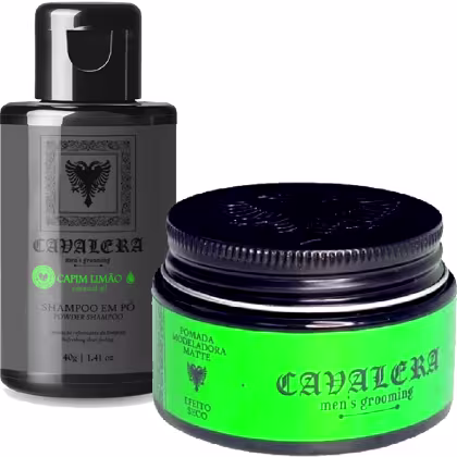 Dois produtos da marca Cavalera: um frasco preto de shampoo em pó e um pote verde de pomada modeladora mate. Ambos apresentam o logotipo da marca e informações sobre os produtos.