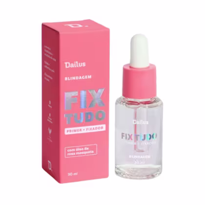 A imagem mostra uma caixinha rosa, ao lado do frasco do primer, transparente, com tampa conta-gotas rosa e branca.