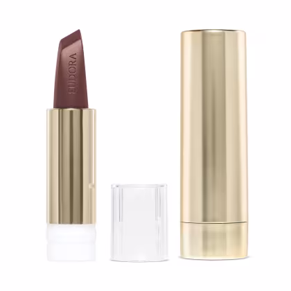 Na imagem o Batom Eudora Glam Amulips na cor Marrom Determinado, um tom de marrom elegante. O batom está aberto, revelando seu interior com o nome Eudora gravado no produto. A embalagem dourada transmite a elegância e qualidade do produto.