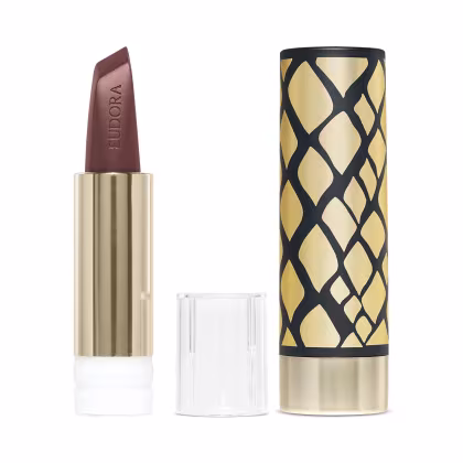 Do lado esquerdo da imagem há a embalagem dourada do produto aberta, desmontada e mostrando a bala do batom. Do lado direito há uma case com design geométrico sofisticado em preto e dourado.