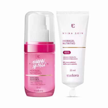 A imagem mostra um kit com um produto e um refil. Na esquerda, frasco plástico, pequeno, redondo, transparente de cor rosa, com líquido também rosa e tampa transparente branca. Na direita, uma bisnaga pequena de refil de gel hidratante.