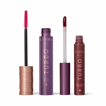 Produtos de maquiagem da linha Soul da marca Eudora. Inclui máscara de cílios com embalagem roxa e batom líquido semi-matte marrom. Ao lado, os aplicadores dos produtos.