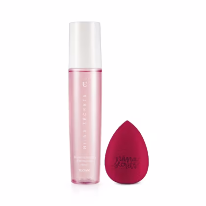 Bruma Facial Nutri Fresh Niina Secrets 110 ml e esponja para maquiagem em tom de rosa vibrante.