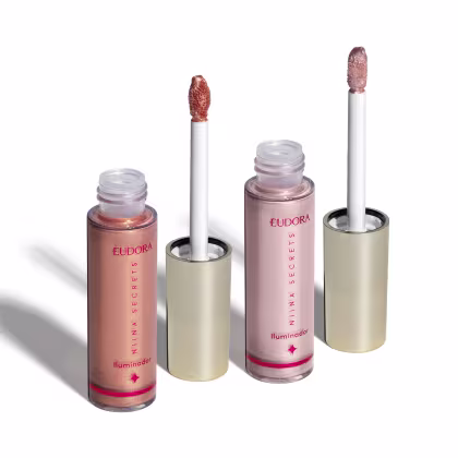 Duas unidades do iluminador Líquido Eudora Niina Secrets Luminous destampado, aplicador posicionado ao lado de cada um.