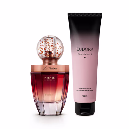 Frasco de perfume Eudora Intense com tampa em formato de globo de neve e tubo de hidratante corporal Eudora Velvet Authentic em embalagem preta e rosa. Produtos da marca Eudora com design elegante e sofisticado.
