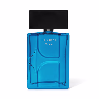 Frasco transparente do Desodorante Colônia exibindo a cor azul de um dia de sol na praia, com design moderno formando a leta H na embalagem. Tampa na cor preta, larga, remetendo à letra H. Rótulo na parte superior do frasco escrito Eudora H Marine.