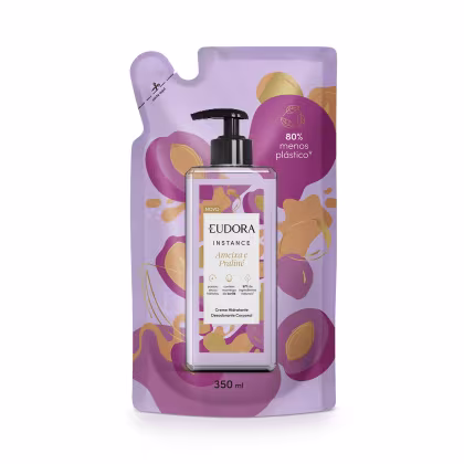 imagem do Refil Instance Ameixa e Praline, flexível com um design colorido em tons de roxo, rosa e dourado. No centro dela, há a imagem da embalagem original. Lê-se que contém 80% menos plástico, é destacado que é NOVO, 350ml, contém manteiga de Karité.