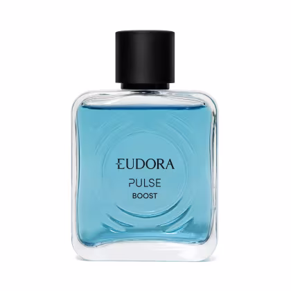 Frasco do Desodorante Colônia Eudora Pulse Boost, com design moderno e elegante, em tons de azul claro, com rótulo preto destacando o nome da fragrância.
