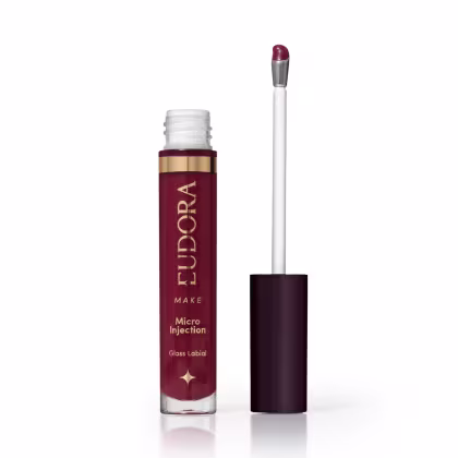 Gloss labial da marca Eudora Make, com aplicador, em tom vermelho escuro, com rótulo dourado contendo o nome "Micro Injection" e "Gloss Labial".
