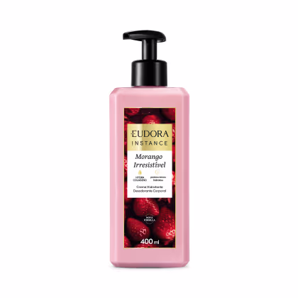 Frasco de creme hidratante corporal da marca Eudora Instance, com rótulo em vermelho e rosa, contendo 400 ml da linha "Morango Irresistível".