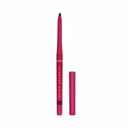 Lápis labial com embalagem rosa da marca Eudora, com corpo cilíndrico e ponta arredondada. Possui rótulo com o nome da marca em letras douradas. A cor da make da lapiseira é Marrom.
