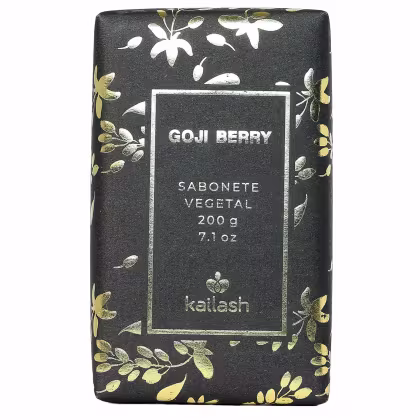 Sabonete vegetal da marca Kailash, com embalagem preta decorada com flores brancas e douradas, contendo 200g.
