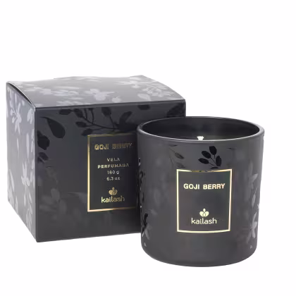 Caixa preta com estampa floral e frasco de vela com rótulo dourado da marca Kailash, contendo 180g de produto da linha Goji Berry.
