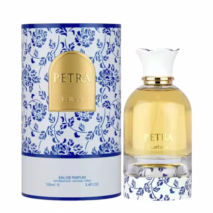 Frasco de perfume Petra da marca Lattafa Perfumes, com embalagem azul e branca decorada com flores, contendo 100ml de produto e rótulo dourado com o nome da fragrância.
