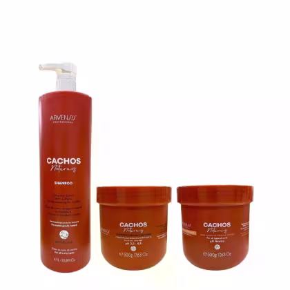 Produtos de cabelos cacheados da linha Cachos Naturais da marca Arvensis, incluindo um frasco de shampoo e dois potes de tratamento, todos em embalagens de plástico laranja com rótulos em branco.