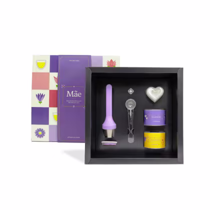 Imagem do produto Kit Dia das Mães com infusor Lollipop, colher medidora, vela aromática e mini latas Dream On e Strawberry.