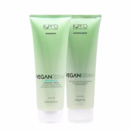 Dois tubos de produtos de cabelo da marca K.Pro, um shampoo e um acidificante, ambos com embalagem verde clara e rótulos em destaque. Os produtos são da linha Veganissima, que promete vitalidade e brilho intenso.
