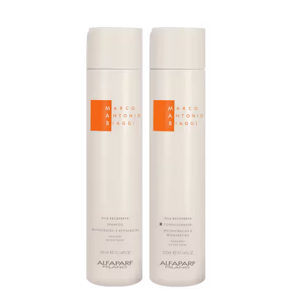 A imagem mostra kit do shampoo e condicionador Oils Recovery 300ml cada, da marca MAB by Alfaparf Milano. Os frascos possuem um design cilíndrico e são de cor branca com detalhes em laranja. Traz a indicação para restauração e reconstrução.