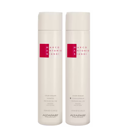 A imagem mostra kit do shampoo e condicionador Color Shield de 300ml cada, da marca MAB by Alfaparf Milano. Os frascos são brancos e cilíndricos e exibem o logotipo em rosa vibrante. Traz a indicação para proteção da cor.