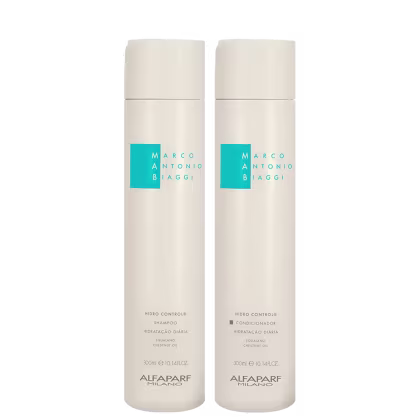 A imagem mostra kit do shampoo e condicionador Hidro Control de 300ml cada, da marca MAB by Alfaparf Milano. Os frascos são cilíndricos e brancos, com logotipo azul turquesa. Traz a indicação para hidratação diária.