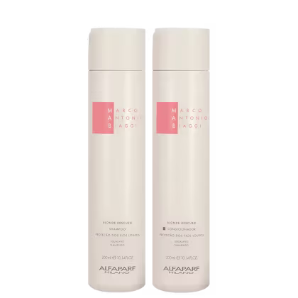 A imagem mostra kit do shampoo e condicionador da linha Blonde Rescue de 300ml cada, da marca MAB by Alfaparf Milano. Os frascos têm um formato cilíndrico alongado e são de cor branca com logotipo rosa. Traz indicação para proteção de fios louros.