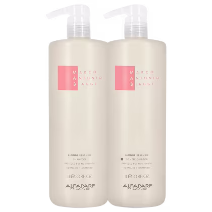 A imagem mostra kit do shampoo e condicionador da linha Blonde Rescue de 1 litro cada, da marca MAB by Alfaparf Milano. Os frascos têm um formato cilíndrico alongado e são de cor branca com logotipo rosa. Traz indicação para proteção de fios louros.