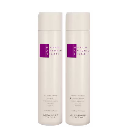 A imagem mostra shampoo e condicionador Brazilian Curls de 300ml cada, da marca MAB by Alfaparf Milano. São dois frascos cilíndricos de cor branca com detalhes em roxo. Traz a indicação para promover cachos hidratados.