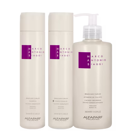 A imagem mostra kit com shampoo e condicionador de 300ml e ativador de cachos de 385g da linha Brazilian Curls da MAB by Alfaparf Milano. Os frascos são brancos com detalhes na cor roxa e trazem o texto indicativo cachos definidos e hidratados.