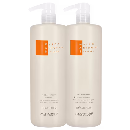 A imagem mostra kit do shampoo e condicionador Oils Recovery de 1 litro cada, da marca MAB by Alfaparf Milano. Os frascos possuem um design cilíndrico e são de cor branca com detalhes em laranja. Traz a indicação para restauração e reconstrução.
