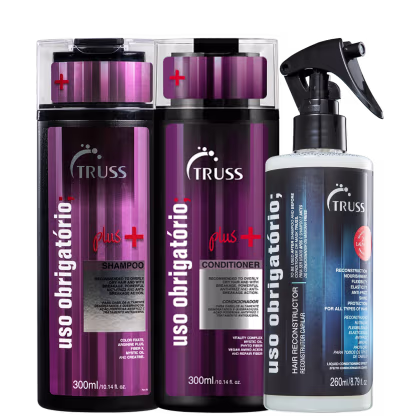 A imagem mostra itens marca Truss. Existem três produtos:

1. Shampoo chamado "Uso obrigatório Plus+". 

2. Condicionador chamado "Uso obrigatório Plus+". 

3. Produto líquido de reconstrução capilar chamado "Uso obrigatório Reconstrutor Líquido".