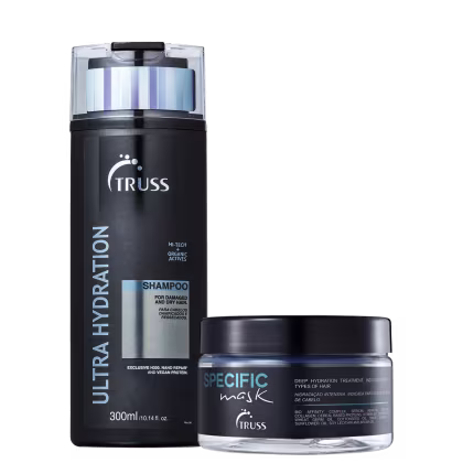 A imagem mostra dois produtos de cuidados capilares da marca Truss. O primeiro é um shampoo chamado "Ultra Hydration" em uma embalagem preta de 300ml. O segundo  é uma máscara capilar chamada "Specific Mask" em um pote transparente.