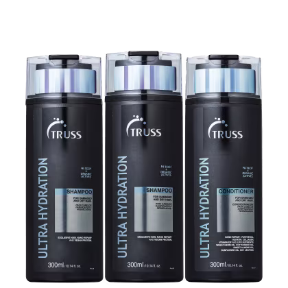 A imagem mostra três produtos de cuidados capilares da marca Truss, que são indicados para cabelos danificados e ressecados. 
Do lado esquerdo, há dois shampoos chamados "Ultra Hydration". Do lado direito, há um condicionador intitulado "Ultra Hydration".
