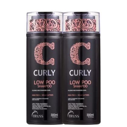 Shampoo e condicionador da linha Curly da marca Truss. Ambos possuem embalagens pretas, com tons de laranja.