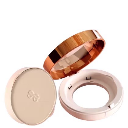 A imagem mostra um estojo elegante de pó compacto na cor cobre e rose gold. Ao lado, há uma caixinha de pó compacto Latika, com as mesmas cores.
