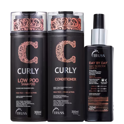 A imagem mostra uma linha de produtos para cabelos da marca Truss. São eles:
- Shampoo Curly Low Poo
- Condicionador Curly
- Leave-in Day By Day