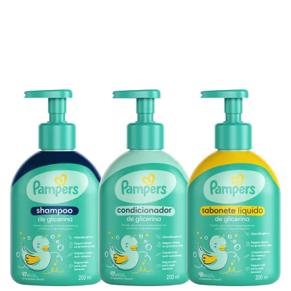 A imagem traz shampoo, condicionador e sabonete líquido Pampers. Todos dispostos lado a lado em fileira em embalagens de cor verde clara com ilustrações infantis de pato.
