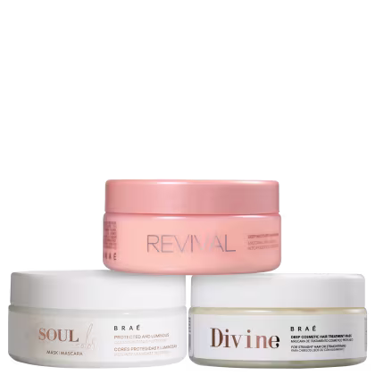 Três potes de tratamento capilar da marca Braé. Um rosa com a inscrição "Revival" na parte frontal. Dois potes brancos, um com a inscrição "Soul Color" e o outro com "Divine". Os potes têm formatos cilíndricos e tampas da mesma cor que o corpo.